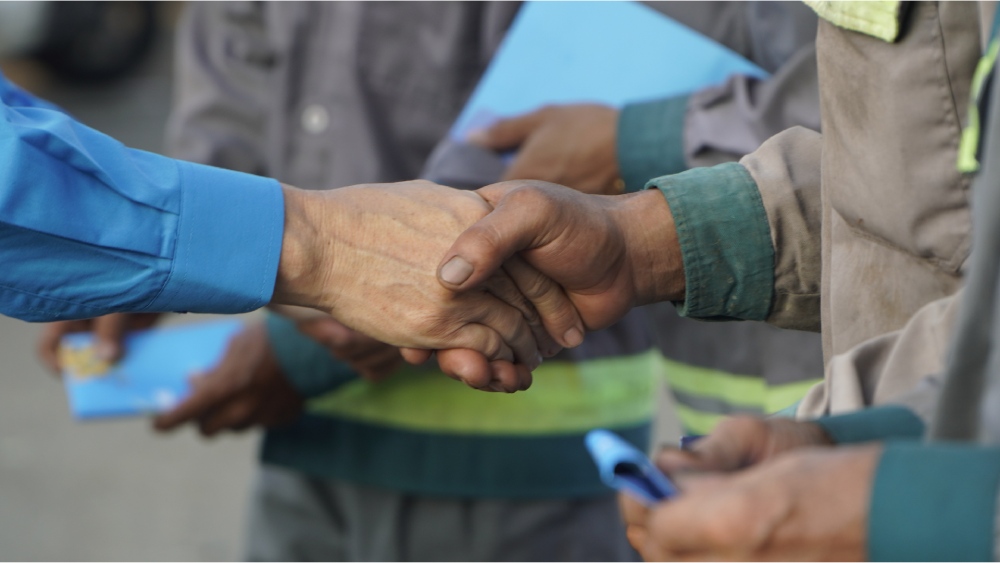 Những cái bắt tay, lời hỏi thăm, động viên của Công đoàn giúp đoàn viên, NLĐ thêm vững tin làm tốt hơn công việc được giao. Ảnh: Nguyên Anh