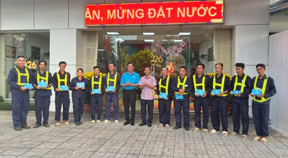 Đoàn công tác thăm, tặng quà Công ty Cổ phần Môi trường đô thị An Giang. Ảnh: LĐLĐ An Giang