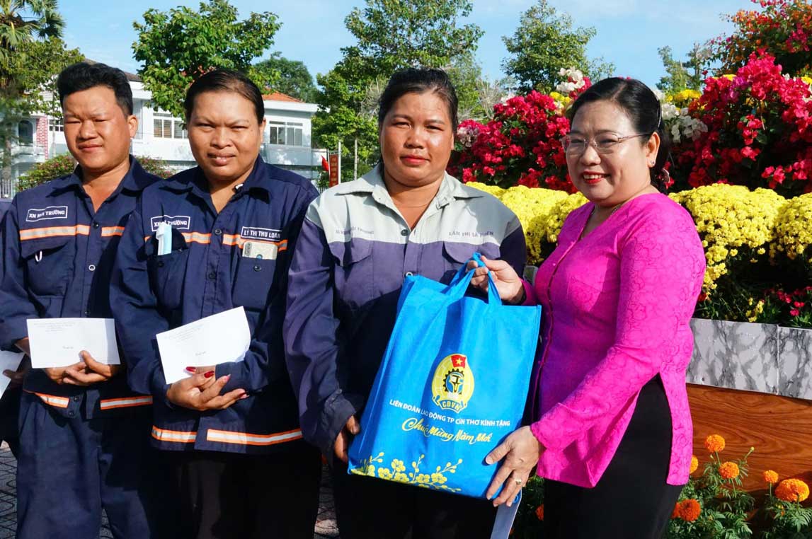 Bà Hồ Thị Cẩm Đào -