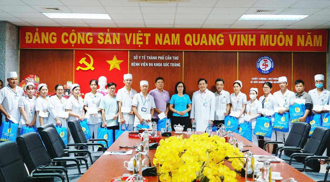 Phó Chủ tịch LĐLĐ TP Cần Thơ Trần Ngọc Mỹ trao quà cho . Ảnh: LĐLĐ TP Cần Thơ