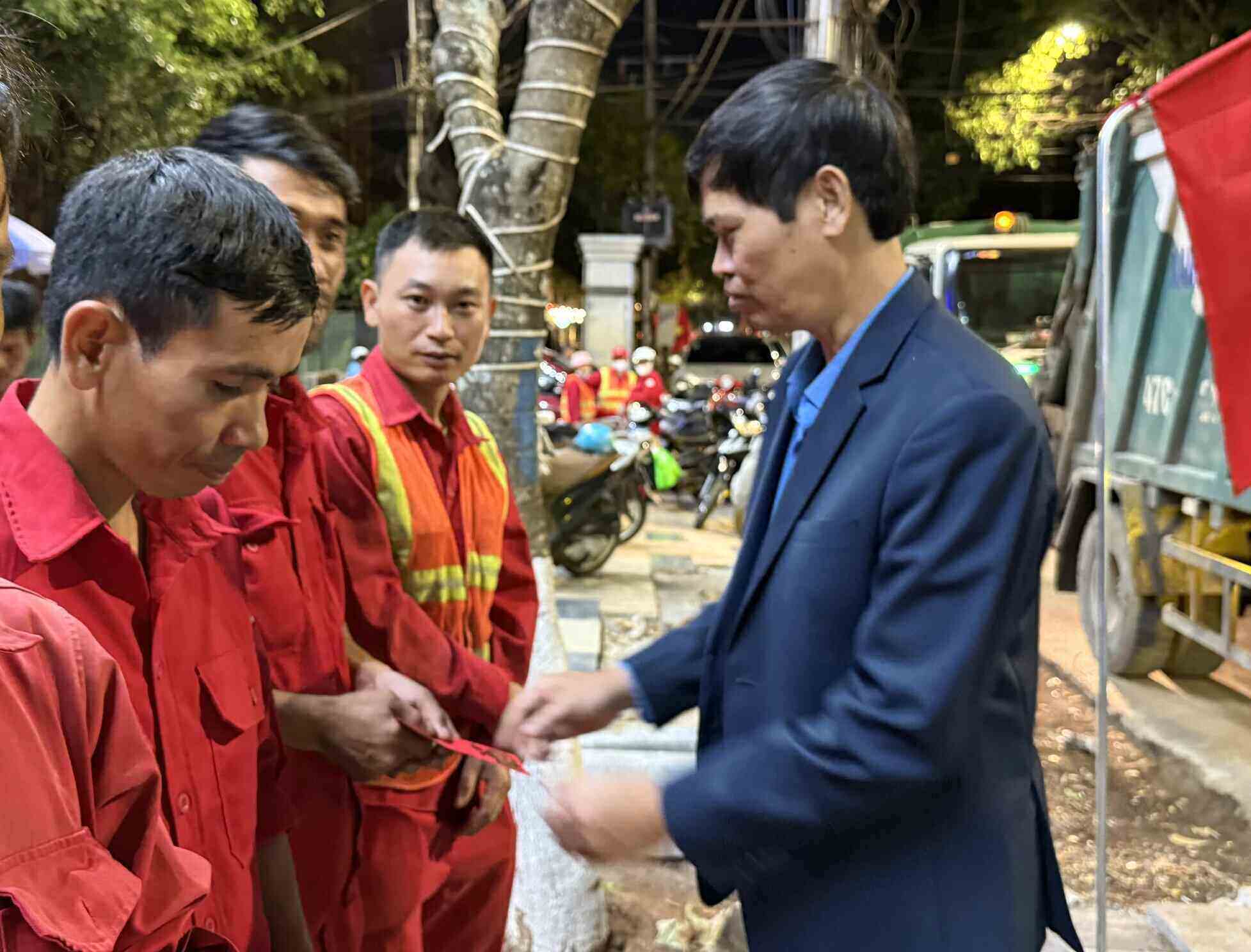 Ông Lê Văn Thành - Chủ tịch Liên đoàn Lao động tỉnh Đắk Lắk thăm hỏi đời sống, tặng quà cho công nhân. Ảnh: Bảo Trung