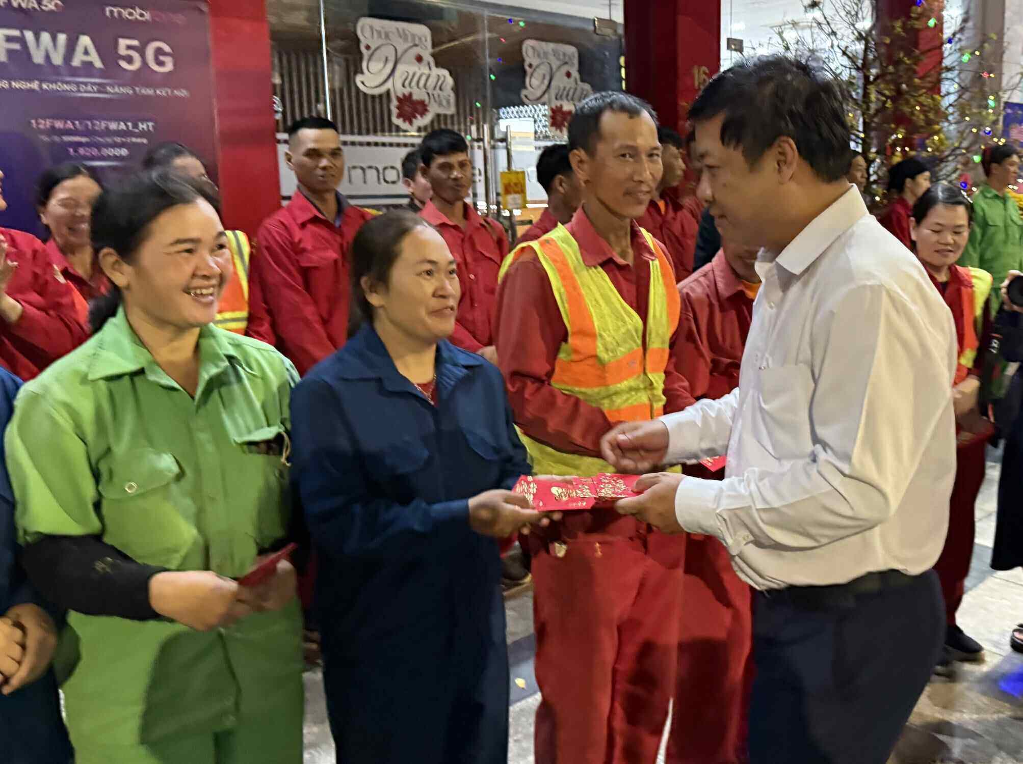 Ông Lương Nguyễn Minh Triết - Ủy viên Trung ương Đảng, Bí thư Tỉnh ủy Đắk Lắk thăm, tặng quà cho công nhân lao động làm nhiệm vụ trong đêm giao thừa. Ảnh: Bảo Trung