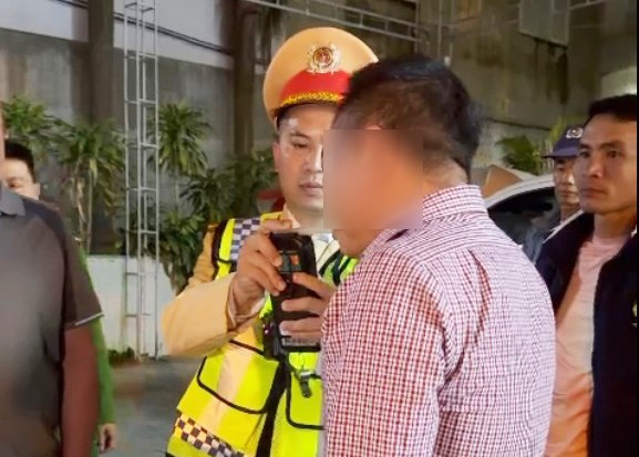 CSGT kiểm tra nồng độ cồn đối với tài xế vi phạm trong đêm để xử phạt theo quy định. Ảnh: Ngọc Anh