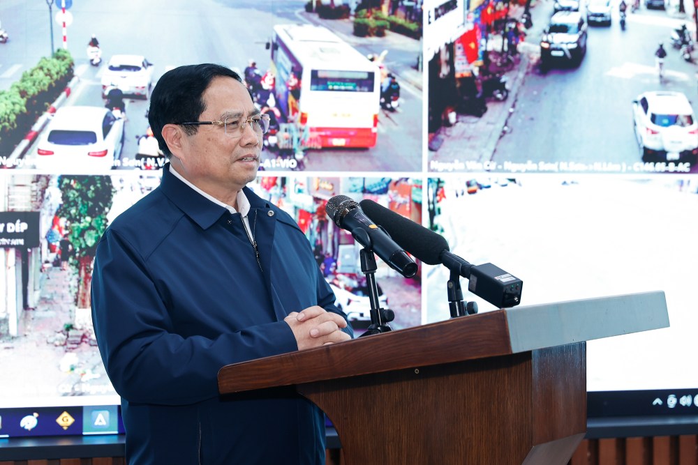 Thủ tướng Chính phủ Phạm Minh Chính chúc Tết và giao nhiệm vụ cho lực lượng cảnh sát giao thông. Ảnh: Nhật Bắc  