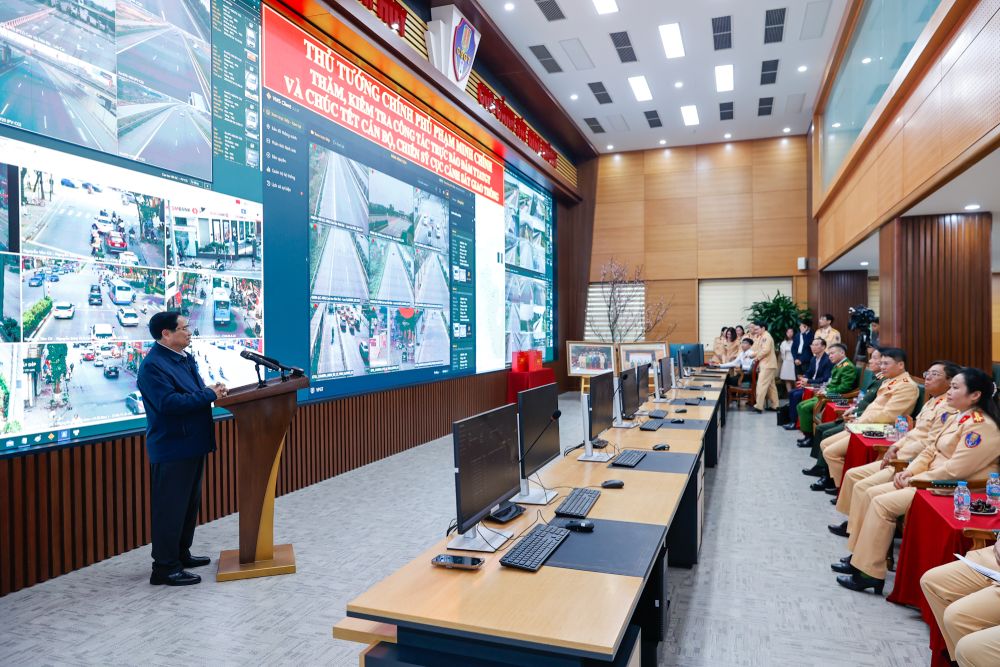 Thủ tướng Phạm Minh Chính kiểm tra công tác ứng trực đảm bảo trật tự an toàn, an ninh của cán bộ, chiến sĩ Cục CSGT. Ảnh: Nhật Bắc