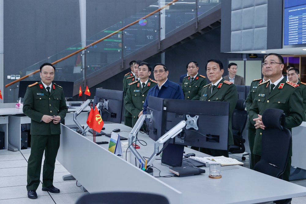 Thủ tướng Chính phủ thăm, chúc Tết và kiểm tra công tác ứng trực của cán bộ, chiến sĩ Cục An ninh mạng và phòng, chống tội phạm sử dụng công nghệ cao. Ảnh: Nhật Bắc 