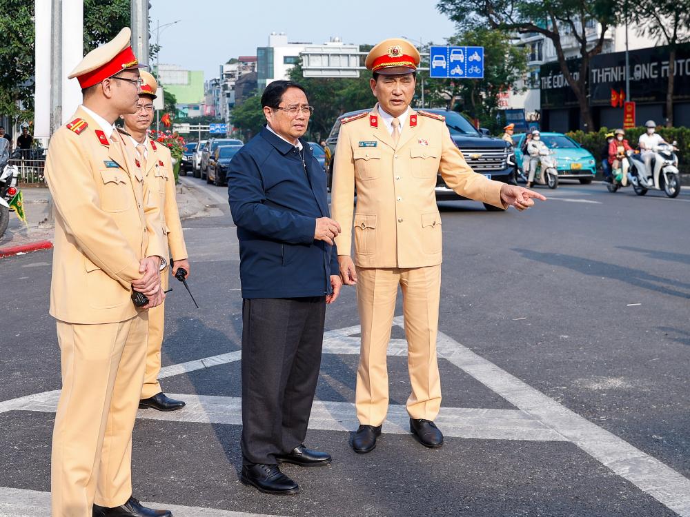 Prime Minister Pham Minh Chinh inspects traffic safety and order assurance at the Nguyen Van Cu - Ngoc Thuy intersection, Hanoi City. Photo: Nhat Bac