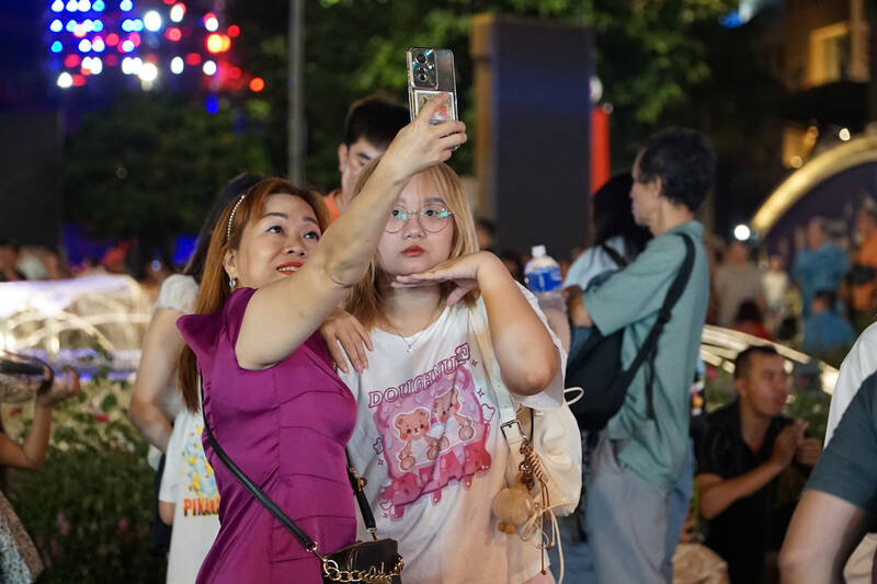 Những tiểu cảnh trang trí, ánh đèn nghệ thuật cùng âm nhạc đường phố khiến khu vực này trở thành điểm hẹn quen thuộc của người dân TPHCM mỗi dịp năm mới.