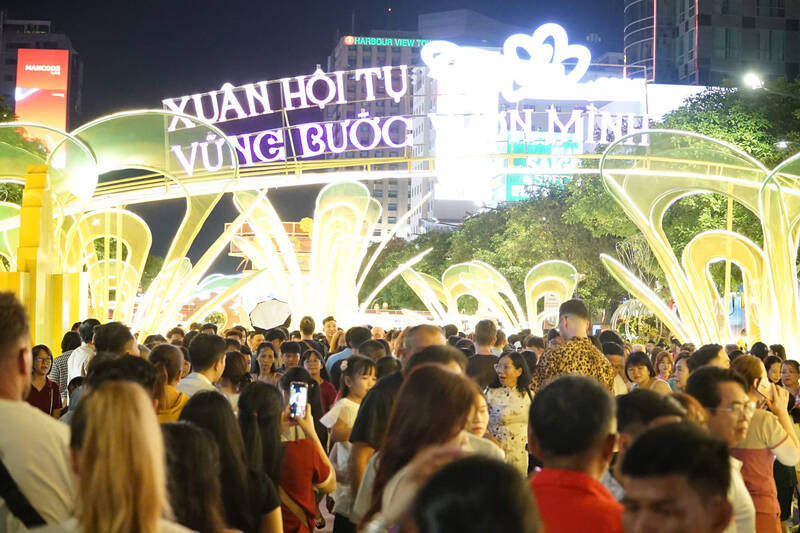 Tại đường hoa Nguyễn Huệ, dòng người bắt đầu đông đúc. Các gia đình, nhóm bạn trẻ, du khách quốc tế hòa vào biển người, thong thả dạo bước, chụp ảnh và tận hưởng bầu không khí mát mẻ, dễ chịu.