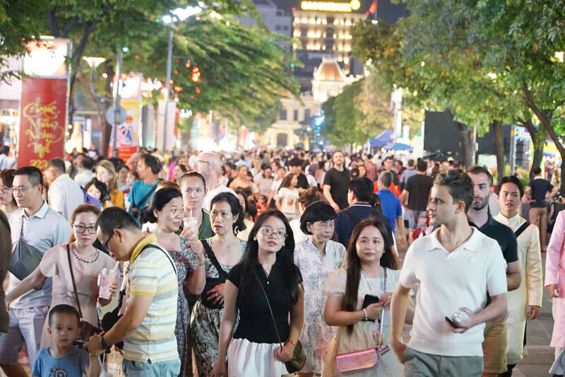 Giữa dòng người tấp nập, chị Đằn Minh Ánh (ngụ phường Thủ Đức) cho biết năm nào gia đình chị cũng dành thời gian đến đường hoa Nguyễn Huệ đêm giao thừa. “Đây gần như là thói quen đầu năm của gia đình tôi. Không khí rất vui, trang trí đẹp, trẻ nhỏ cũng thích. Đi một vòng đường hoa thấy Tết đến rõ ràng hơn” - chị Ánh chia sẻ.