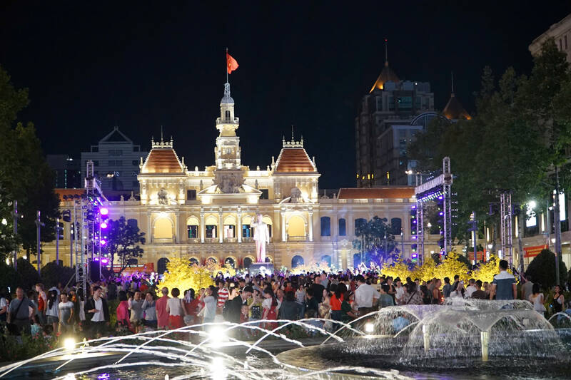 People in Ho Chi Minh City eagerly await to watch fireworks to welcome the Binh Ngo New Year.