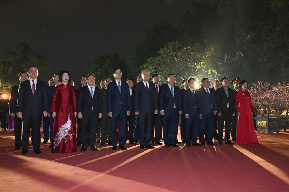 Tổng Bí thư Tô Lâm và các đại biểu dâng hương, tưởng niệm tại tượng đài Vua Lý Thái Tổ