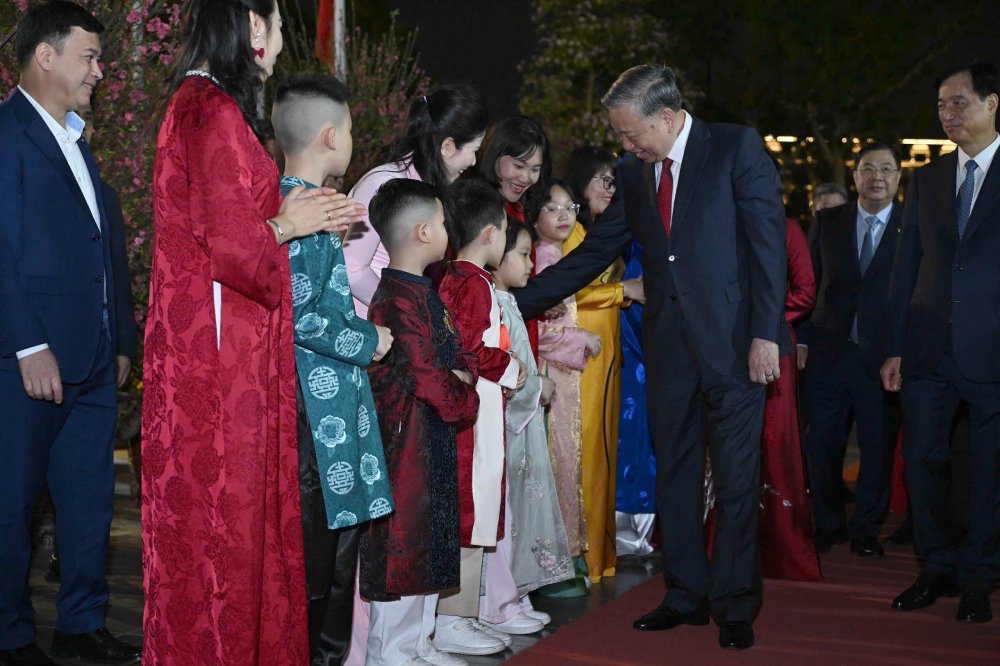 Tổng Bí thư Tô Lâm thăm hỏi, chúc Tết và mừng tuổi cho đại diện các tầng lớp nhân dân. Ảnh: Hải Nguyễn