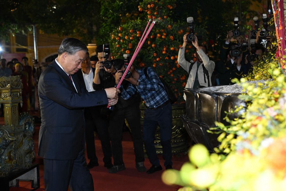 General Secretary To Lam offers incense at the statue of King Ly Thai To. Photo: Hai Nguyen