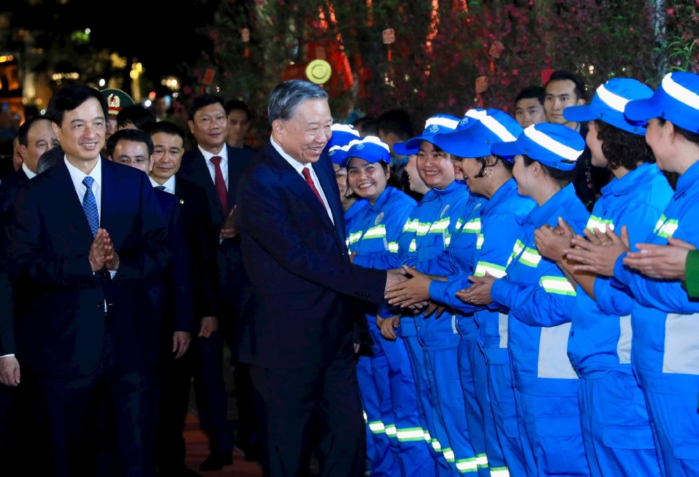 Tổng Bí thư Tô Lâm gặp gỡ, trò chuyện với công nhân lao động Thủ đô. Ảnh Thành Thái