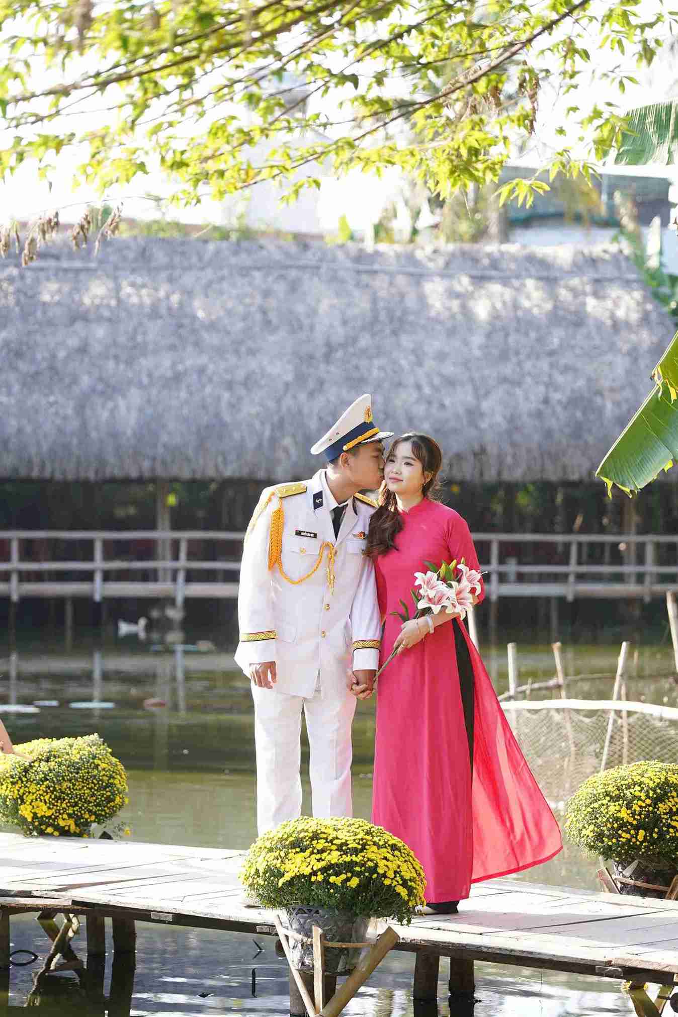 Những bạn trẻ tìm để Tết Xưa để chụp hình. Ảnh: Hữu Long