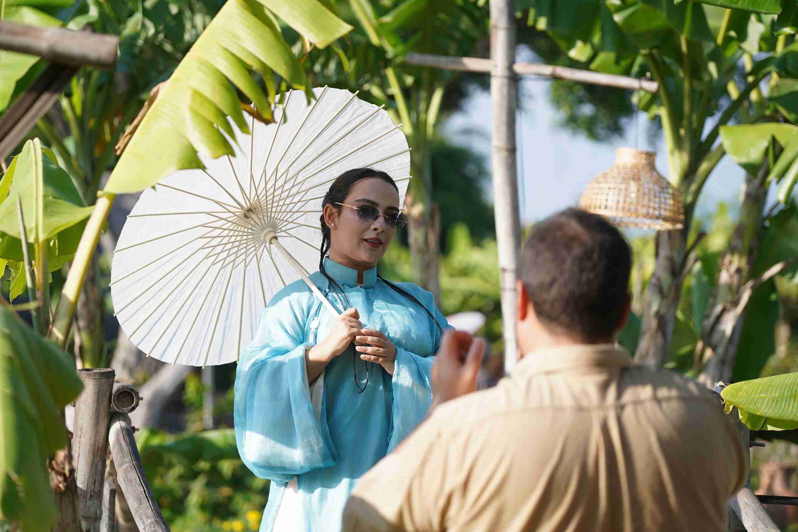 Du khách chụp ảnh lưu niệm tại lễ hội Tết Xưa. Ảnh: Hữu Long