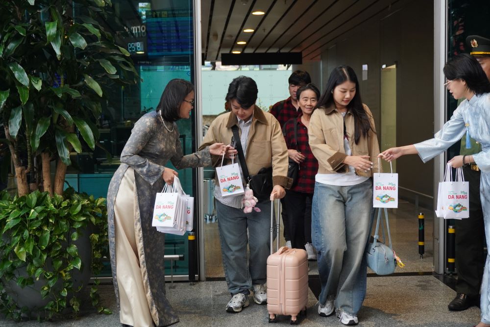 Hành khách trên chuyến bay FD634 từ Băng Cốc (Thái Lan) đến tham quan, nghỉ dưỡng tại thành phố trong những ngày đầu năm mới. Ảnh: Trần Thi