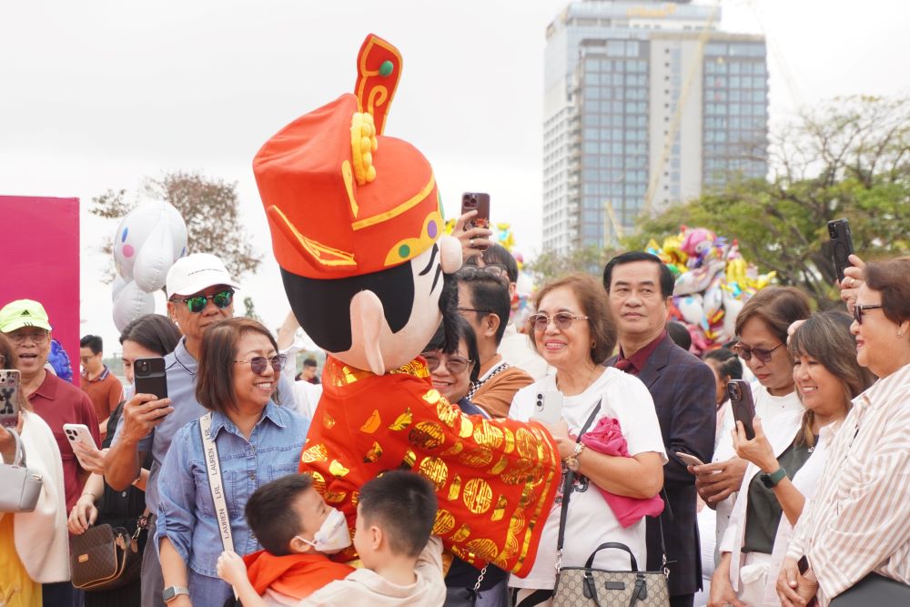 Đà Nẵng chào đón du khách quốc tế xông đất ngày mùng 1 Tết Bính Ngọ. Ảnh: Trần Thi