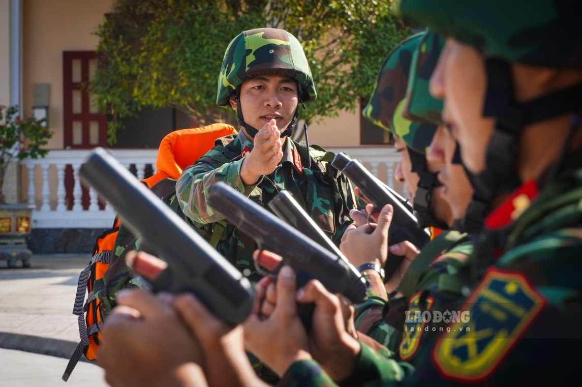 Thượng úy Lê Thanh Vĩnh, Trung đội trưởng Trung đội 3, Đại đội chống khủng bố, thường xuyên quán triệt nhiệm vụ đến từng cán bộ, chiến sĩ. Anh nhấn mạnh yêu cầu nêu cao tinh thần cảnh giác, chấp hành nghiêm kỷ luật, không để bị động, bất ngờ trong mọi tình huống.