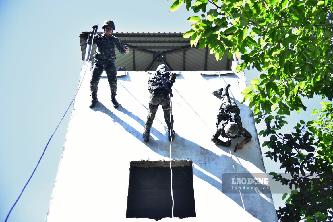 Được mệnh danh là những người lính thực hiện nhiệm vụ “đặc biệt”, lực lượng đặc công luôn đối mặt với những tình huống phức tạp, đòi hỏi bản lĩnh vững vàng và trình độ chuyên môn cao.