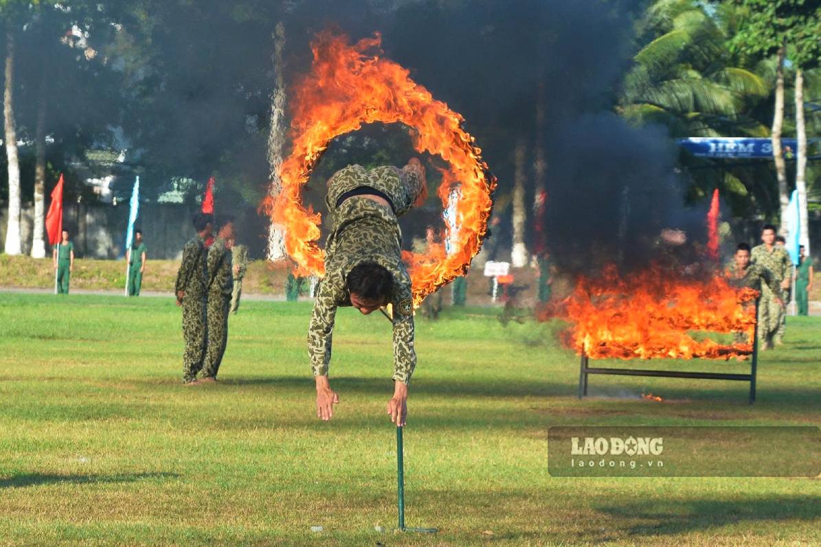 Trong sắc xuân đang lan tỏa khắp mọi miền đất nước, hình ảnh những người lính đặc công âm thầm canh gác càng làm nổi bật phẩm chất “Bộ đội Cụ Hồ” thời kỳ mới – tận tụy, kỷ luật, sẵn sàng hy sinh vì Tổ quốc.