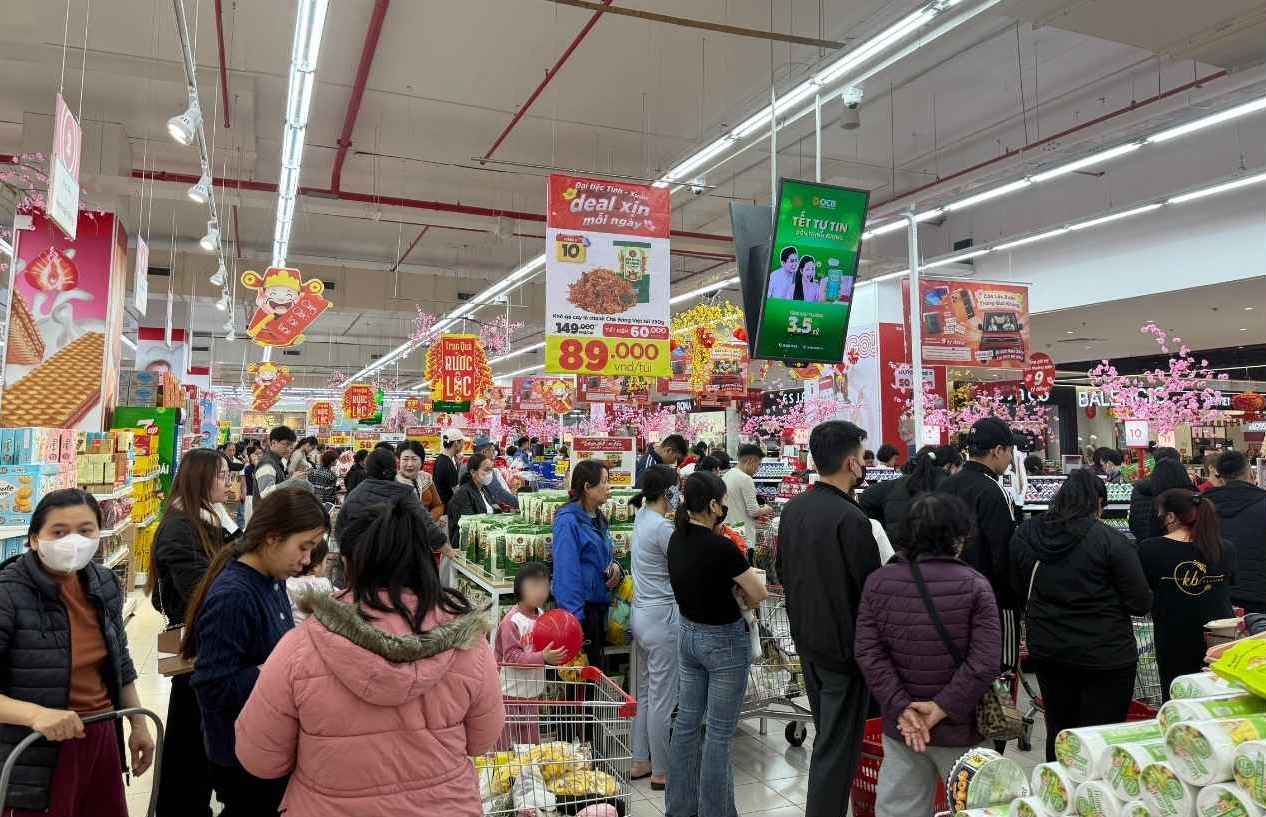 At some large distribution enterprises, the reserve level of many essential goods increased from 20–40% to ensure that there is no shortage of goods in all situations. Photo: Phuong Anh