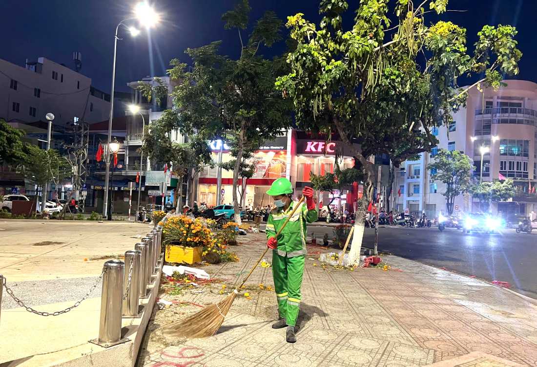 700 công nhân vệ sinh môi trường khu vực phía Bắc Khánh Hòa đang chạy đua thời gian để hoàn thành thu gom rác đêm giao thừa. Ảnh: Phương Linh