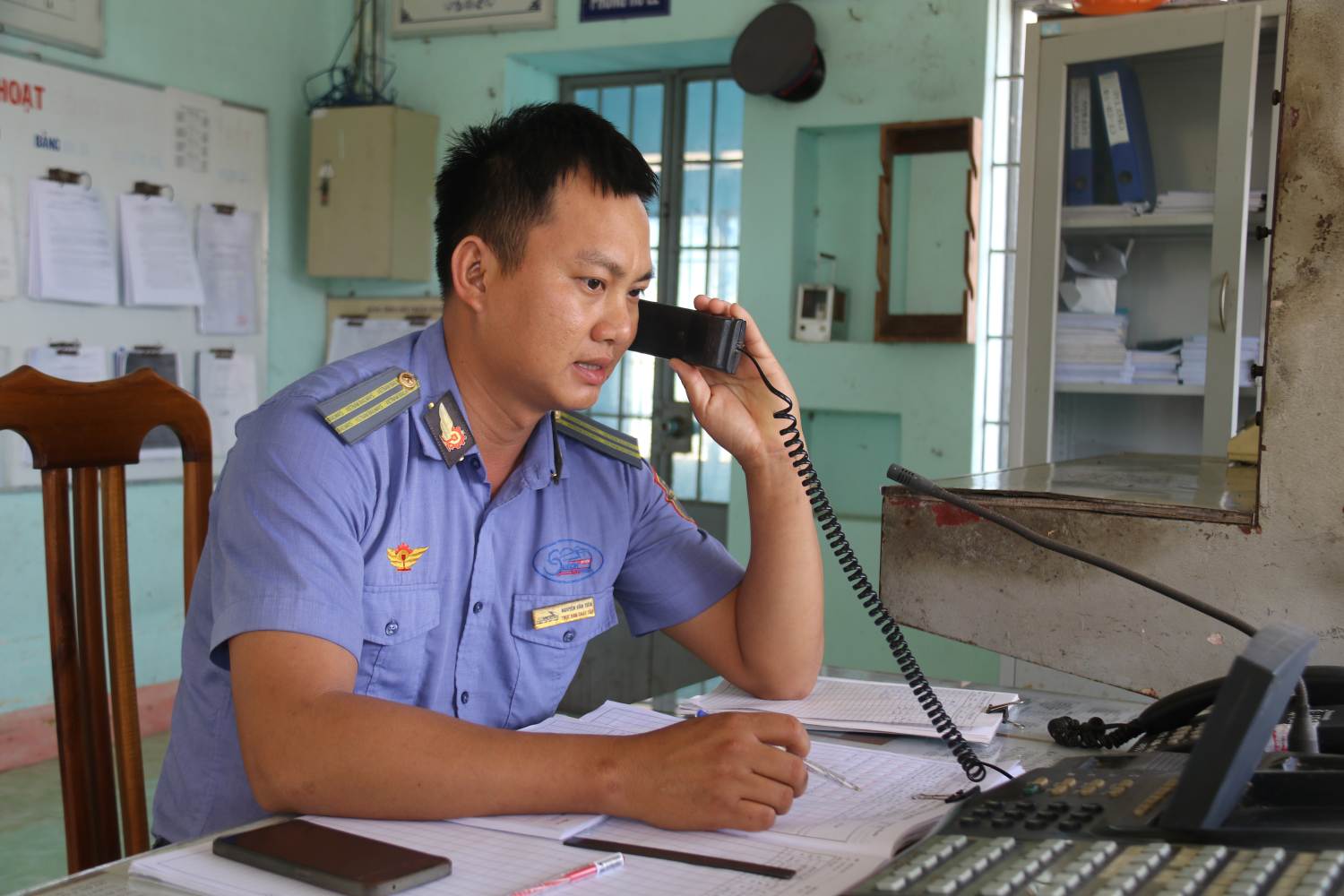 Hàng trăm nhân viên đường sắt ở khu vực Khánh Hòa, Đắc Lắk đang lặng lẽ đón những chuyến tàu cuối năm về ga an toàn. Ảnh: Phương Linh