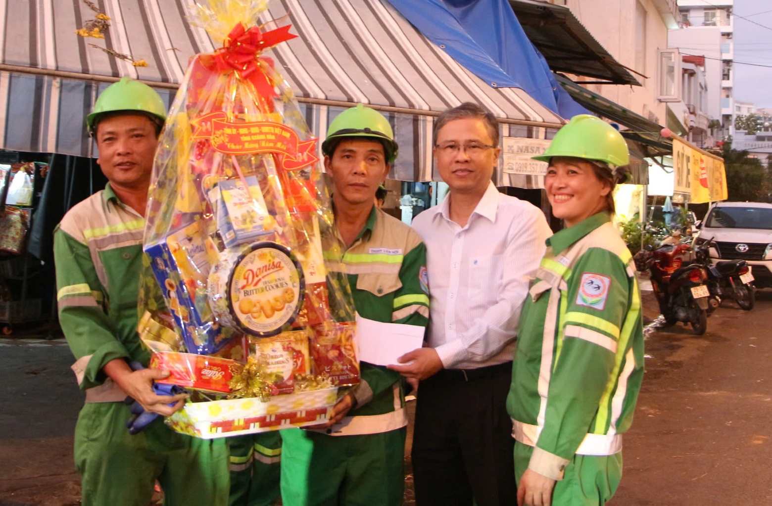 쩐호아남 카인호아성 인민위원회 부위원장이 섣달 그날 밤에 일하는 쓰레기 수거 노동자들을 방문하여 선물을 증정하고 있습니다. 사진: 프엉린