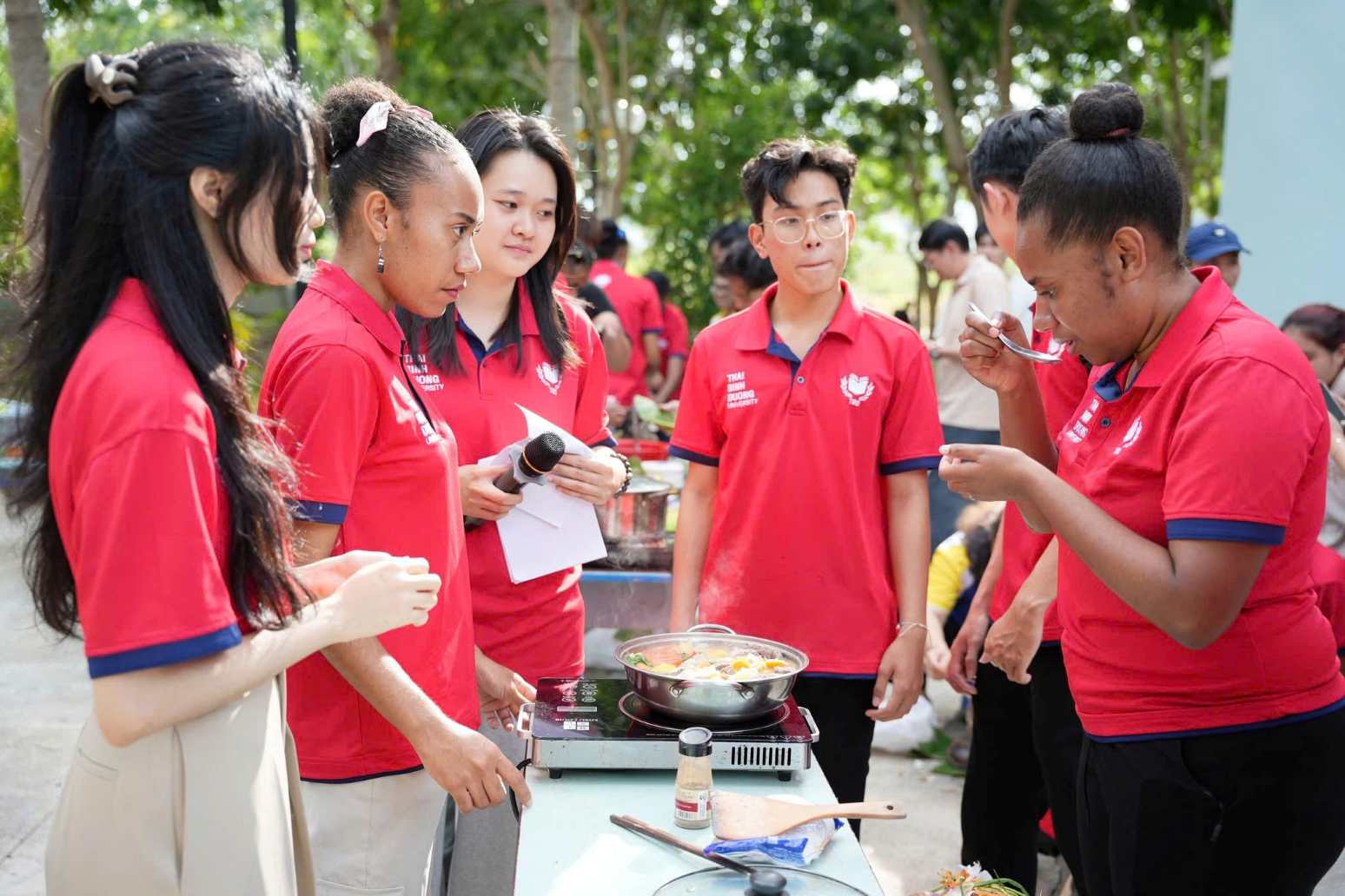 Các bạn sinh viên Vanuatu lần đầu đón Tết Việt với ẩm thực đặc trưng. Ảnh: Đình Hùng