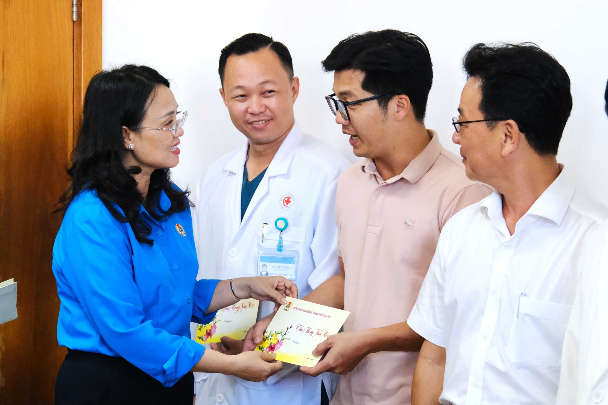 Can Tho City Trade Union visits and gives Tet gifts to union members and workers on duty on New Year's Eve.