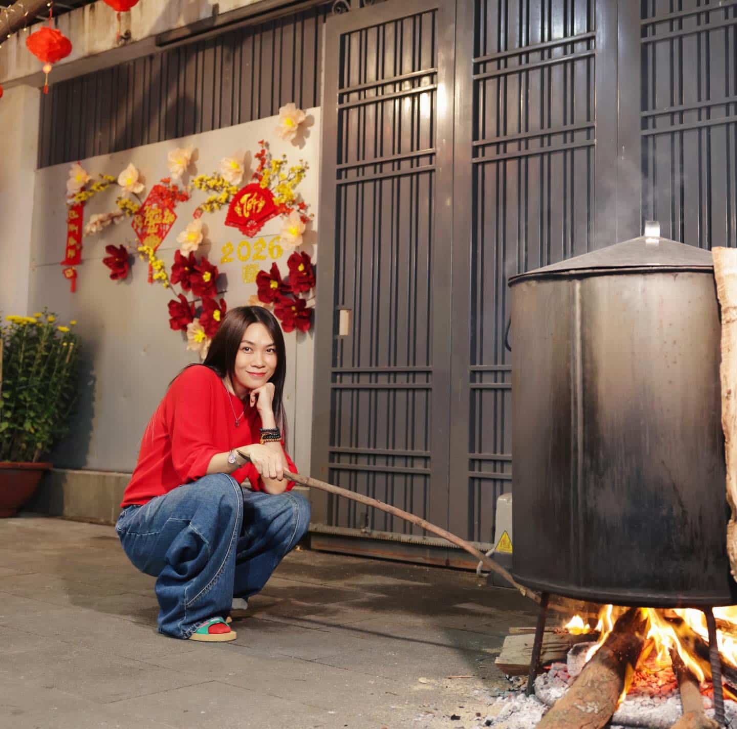 Ca sĩ Mỹ Tâm chia sẻ hình ảnh ngồi trông nồi bánh ú ngày Tết. Ảnh NVCC