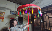 Craftsmen silently preserve the craft of making handmade umbrellas in Hue. Photo: Nguyen Luan