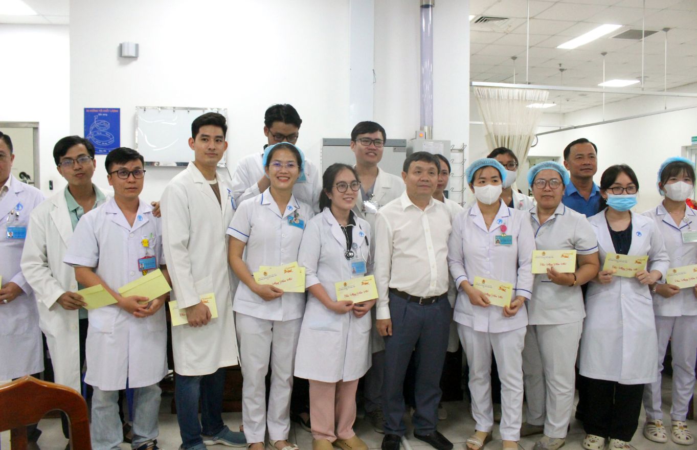 Ông Phan Văn Thắng thăm, chúc Tết và tặng quà y bác sĩ làm nhiệm vụ cấp cứu tại Bệnh viện Đa khoa Đồng Tháp. Ảnh: Thanh Mai