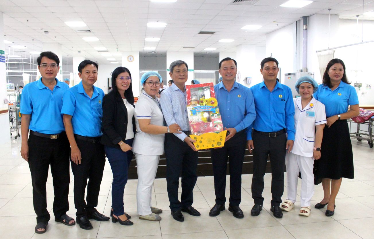 Ông Nguyễn Thanh Tuấn (thứ 4, từ phải sang) trao quà cho Công đoàn cơ sở Bệnh viện đa khoa Đồng Tháp. Ảnh: Thanh Mai