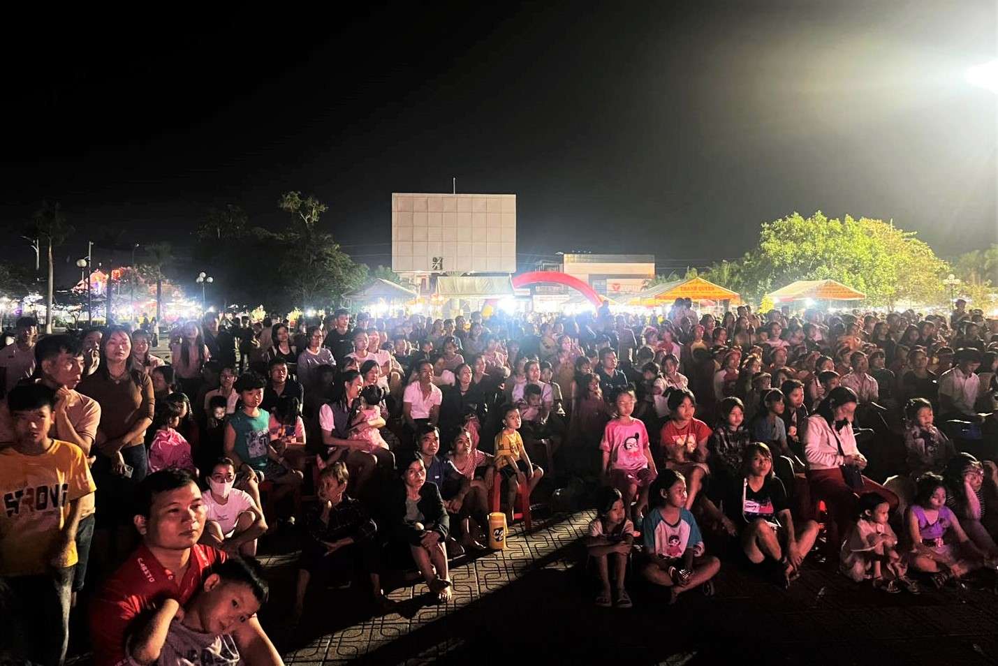 Người dân xã Đạ Tẻh tập trung thưởng thức văn nghệ mừng Đảng - mừng Xuân và chờ xem pháo hoa chào đón năm mới. Ảnh: Trọng Đại