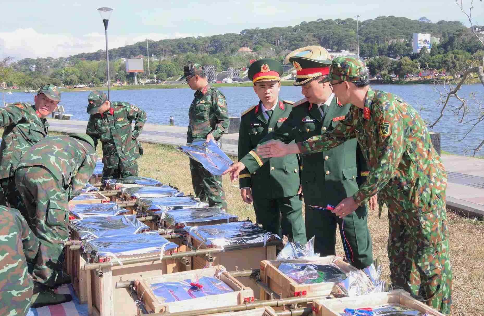 Mọi công tác chuẩn bị bắn pháo hoa đêm giao thừa tại hồ Xuân Hương (Đà Lạt) đã hoàn tất. Ảnh: Ngọc Ngà