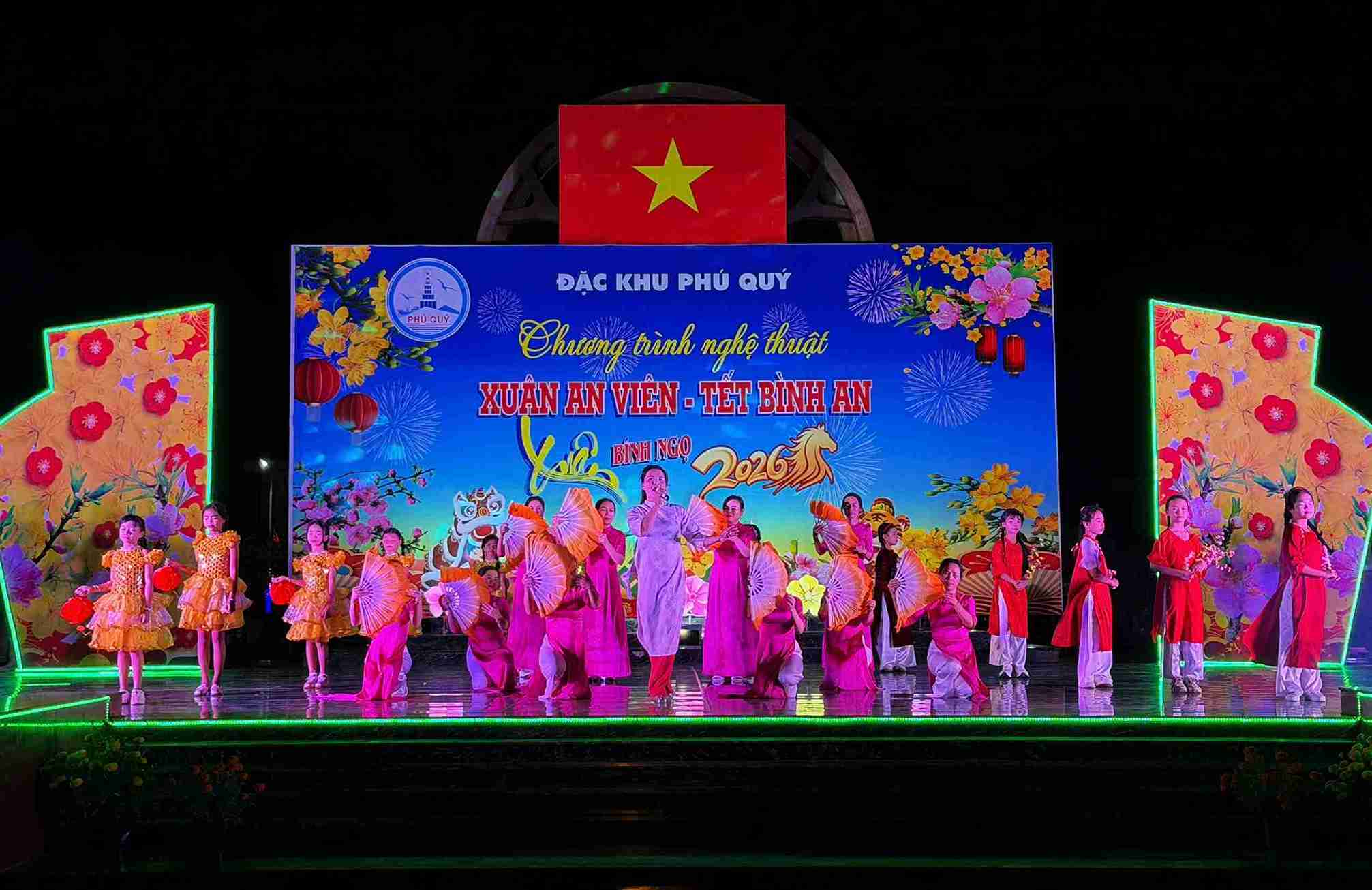 Chường trình văn nghệ mừng Đảng - mừng Xuân tại đặc khu Phú Quý. Ảnh: Nguyễn Giang