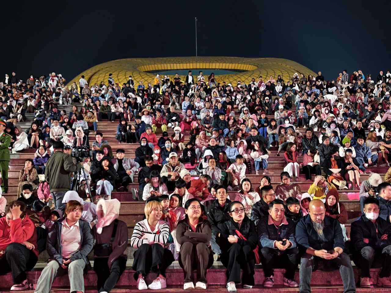 Hàng ngàn người có mặt tại Quảng trường Lâm Viên (Đà Lạt) chờ đợi xem bắn pháo hoa chào đón năm mới Bính Ngọ 2026. Ảnh: Thần Hy