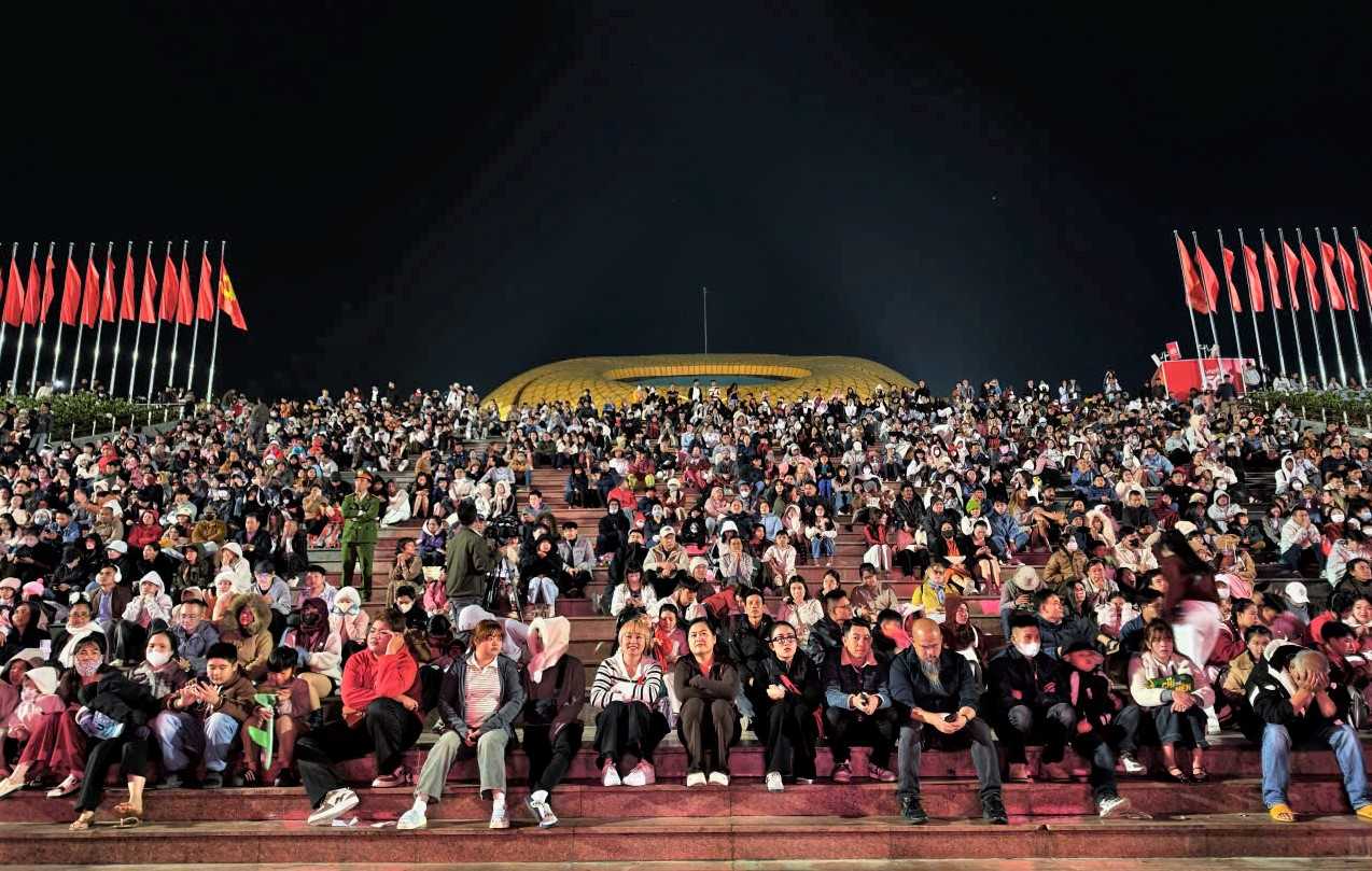 Sea of people flocking to Lam Vien Square to watch fireworks welcoming the new year Binh Ngo 2026. Photo: Phuc Khanh