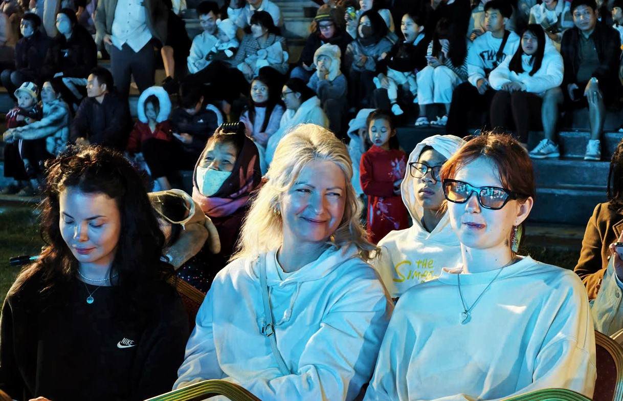 Các nữ du khách nước ngoài có mặt tại Quảng trường Lâm Viên (Đà Lạt) cùng chung vui đón năm mới Bính Ngọ 2026. Ảnh: Thần Hy