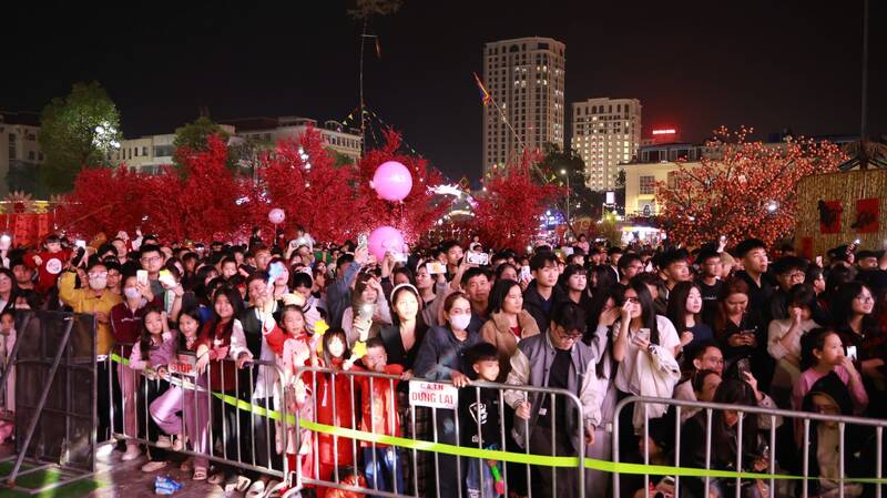 Không khí vui tươi trước thềm năm mới. Ảnh: Việt Bắc