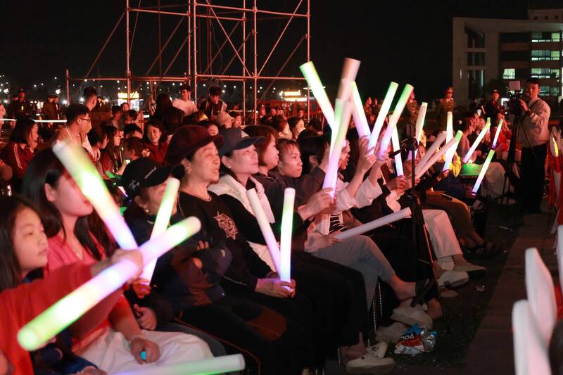 Thai Nguyen people are excited before the New Year. Photo: Viet Bac