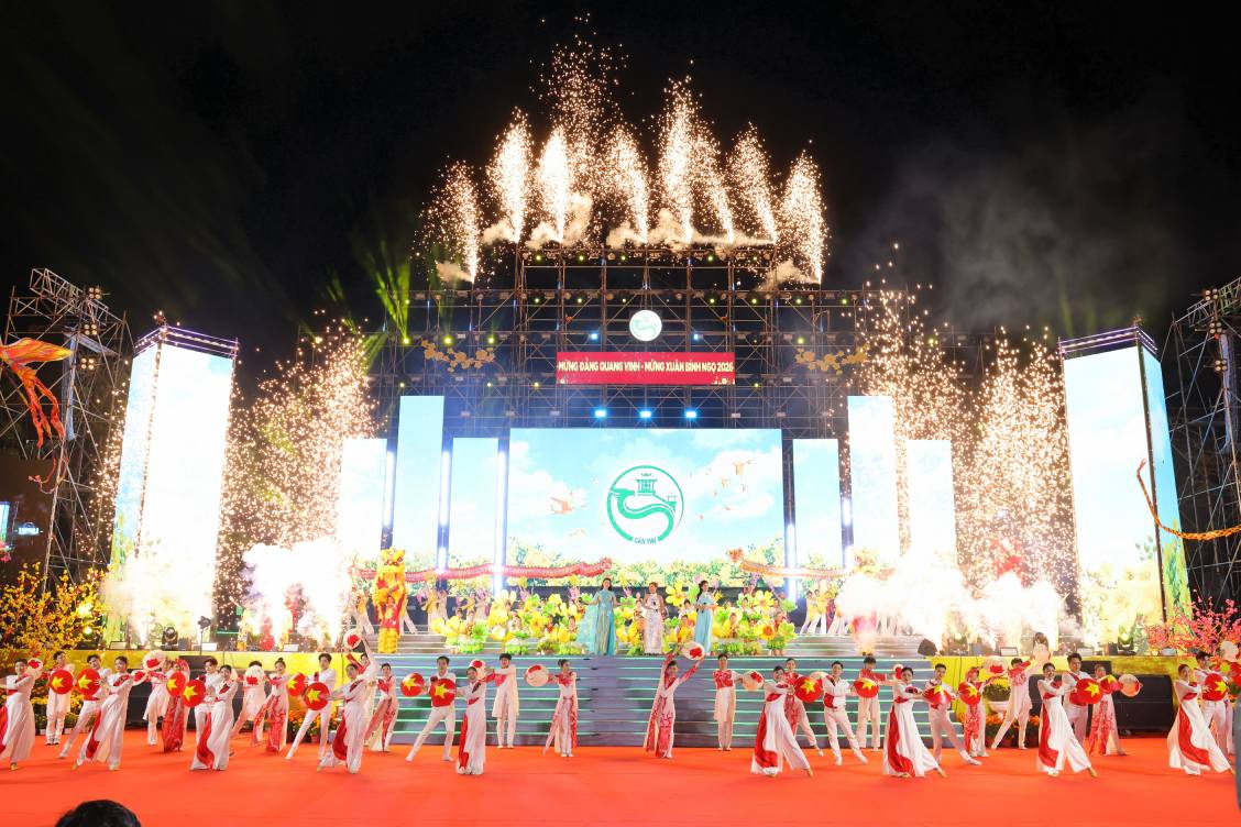 Rực rỡ đêm “Cần Thơ – Xuân mới rạng ngời” tại Cần Thơ. Ảnh: Tạ Quang