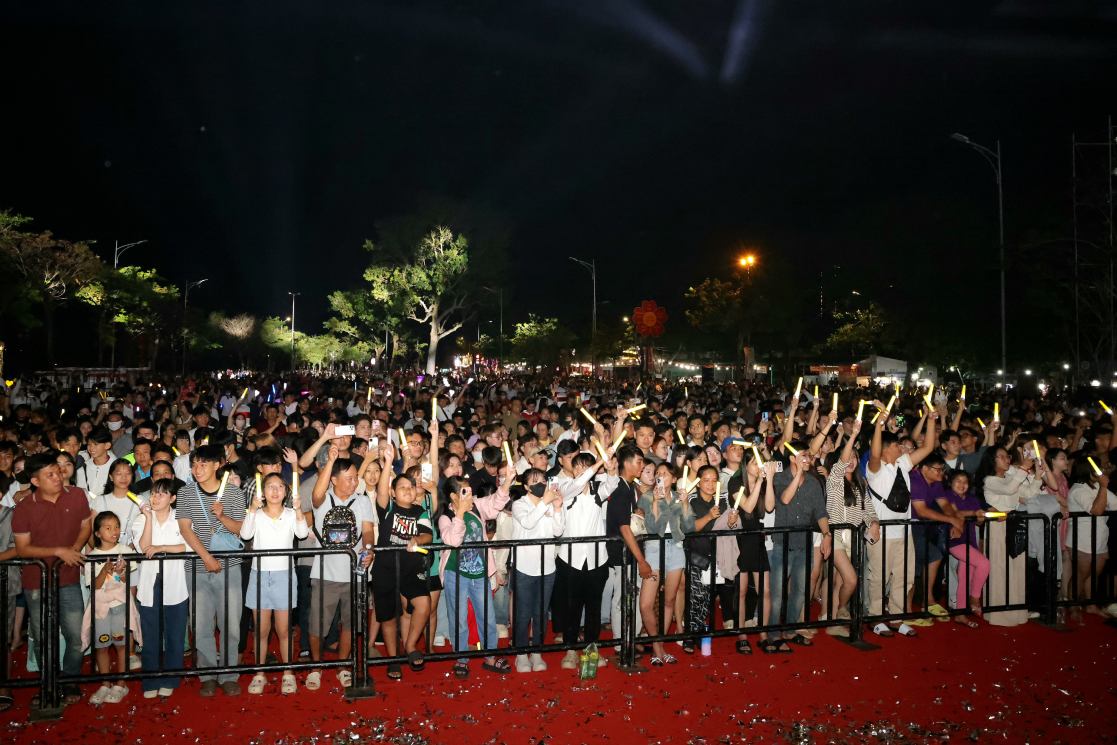 Người dân tham gia chương trình Countdown đón Giao thừa. Ảnh: Tạ Quang