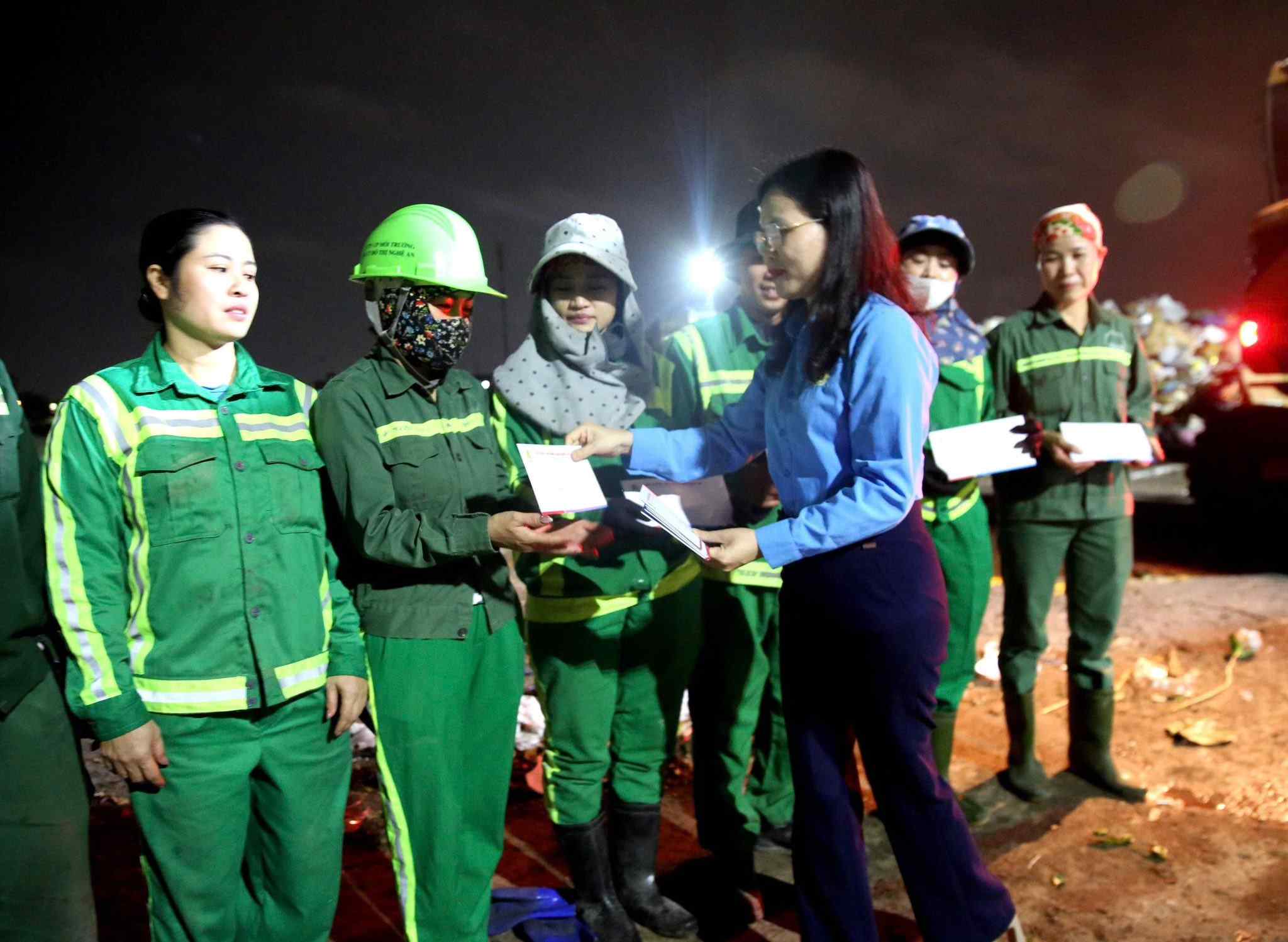 Bà Phan Thị Trang - Phó Chủ tịch LĐLĐ tỉnh Nghệ An trao quà Tết cho công nhân môi trường trong đêm Giao thừa Bính Ngọ 2026. Ảnh: Ngọc Anh