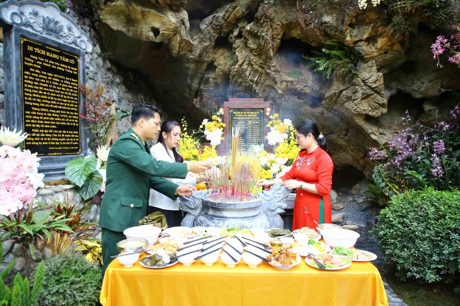 Hang Tám Cô sau khi được tôn tạo và nơi đây được xây dựng một ngôi mộ chung. Ảnh: Công Sáng