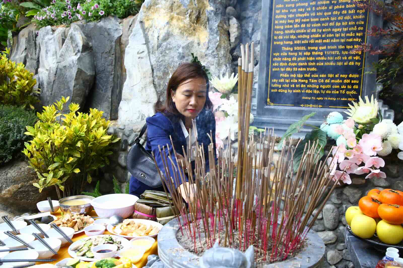 Sau khi tôn tạo, Hang Tám Cô được mọi người đến thăm viếng. Ảnh: Công Sáng