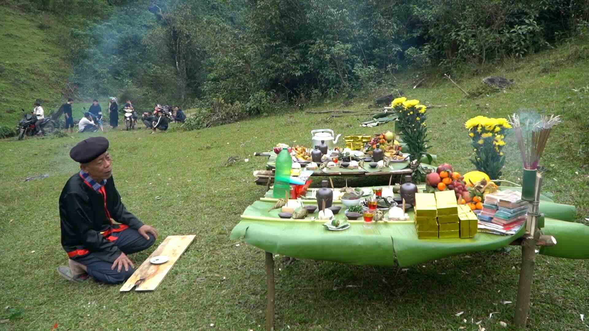 Chủ lễ thường là những người có uy tín, giàu kinh nghiệm, thông thạo địa hình núi rừng, khe suối quanh bản làng. Ảnh: Tăng Nguyễn